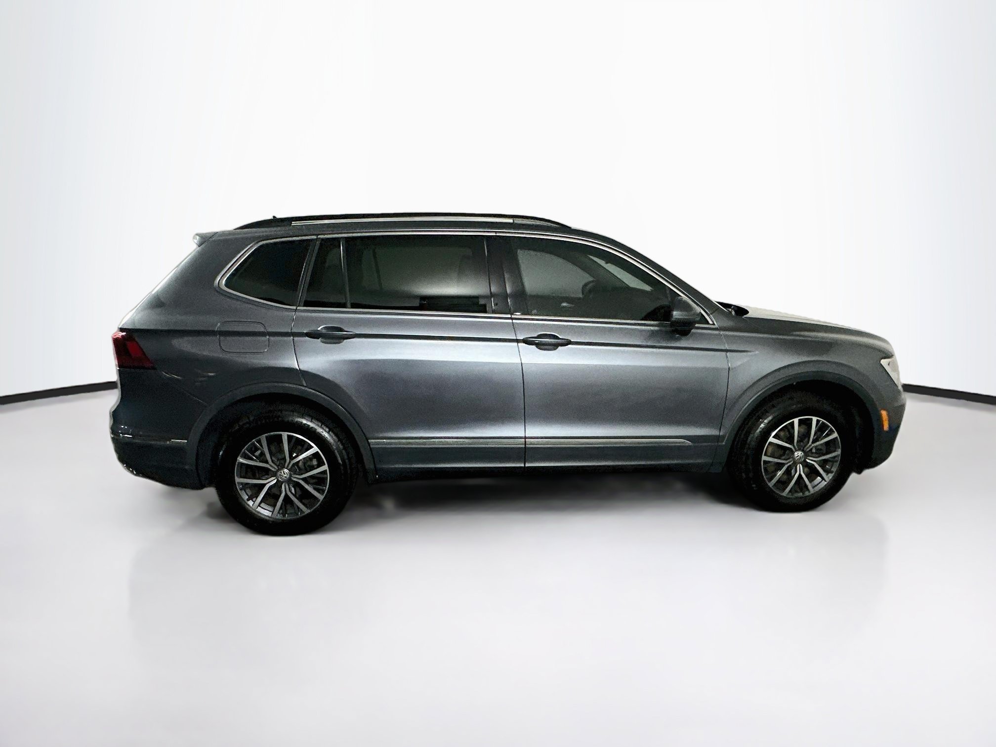 Used 2020 Volkswagen Tiguan SE w/ Panoramic Sunroof Package FWD image 10