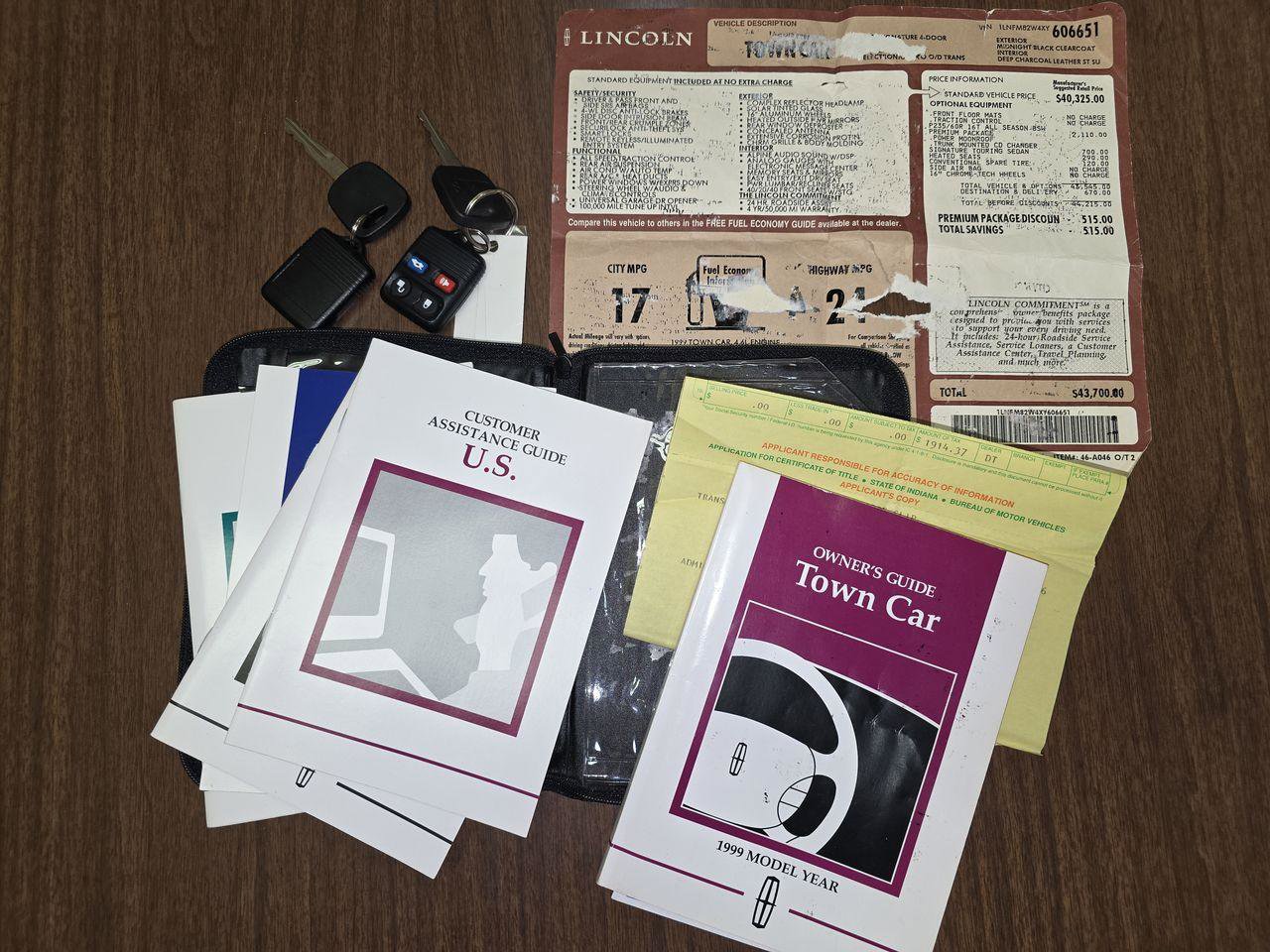 Used 1999 Lincoln Town Car Signature RWD image 24