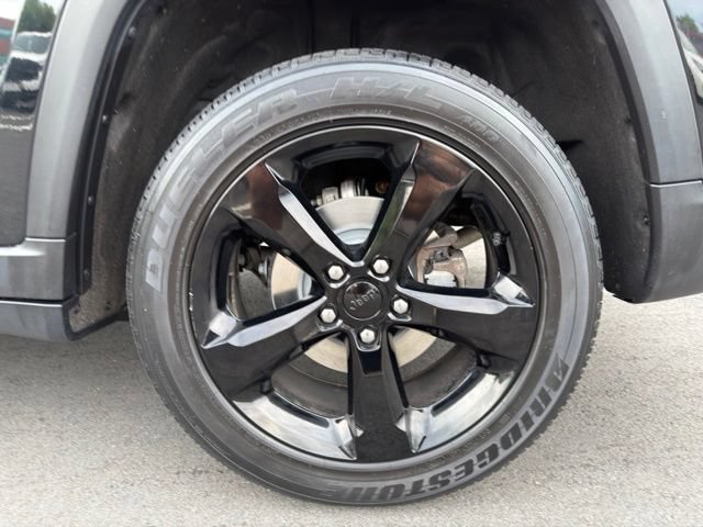 Used 2023 Jeep Grand Cherokee Altitude AWD/4WD image 33