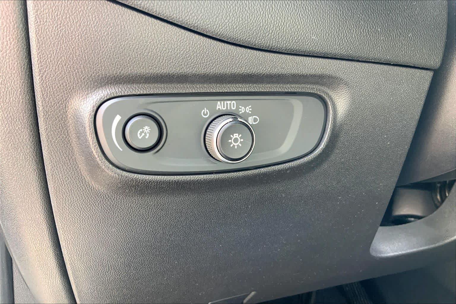 Used 2021 Chevrolet Equinox LS w/ LS Convenience Package FWD image 32
