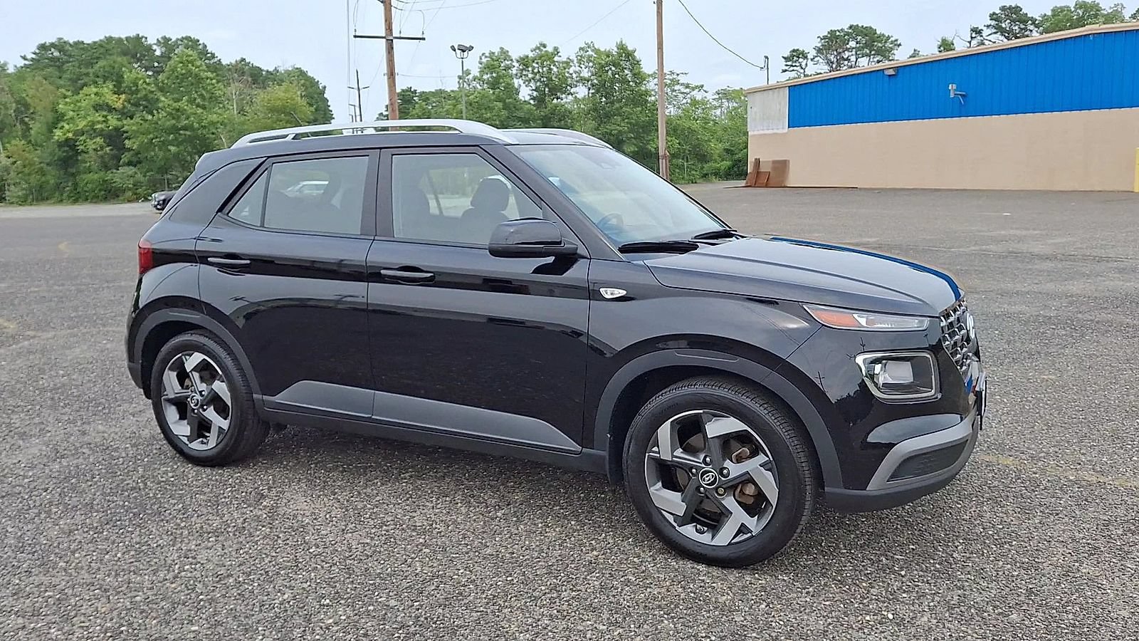 Used 2023 Hyundai Venue SEL FWD image 2