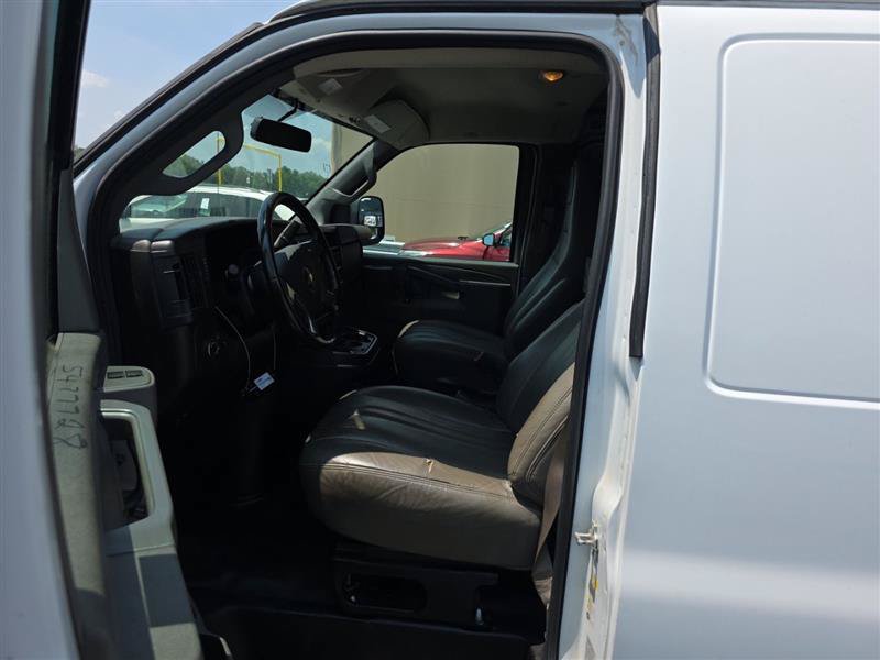 Used 2018 Chevrolet Express 3500 w/ Driver Convenience Package RWD image 7