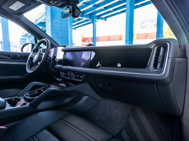 Certified 2025 Porsche Cayenne E-Hybrid image 32