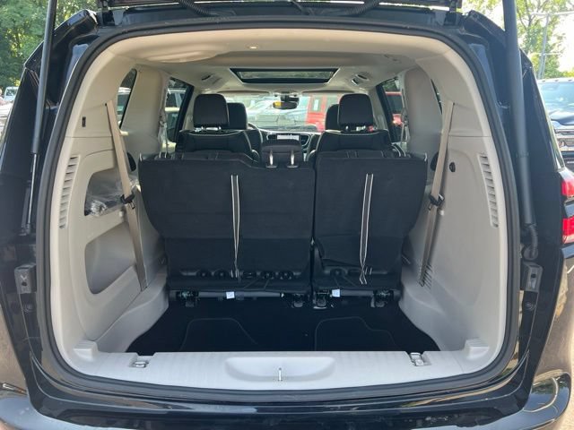 Used 2024 Chrysler Pacifica Limited AWD/4WD image 25