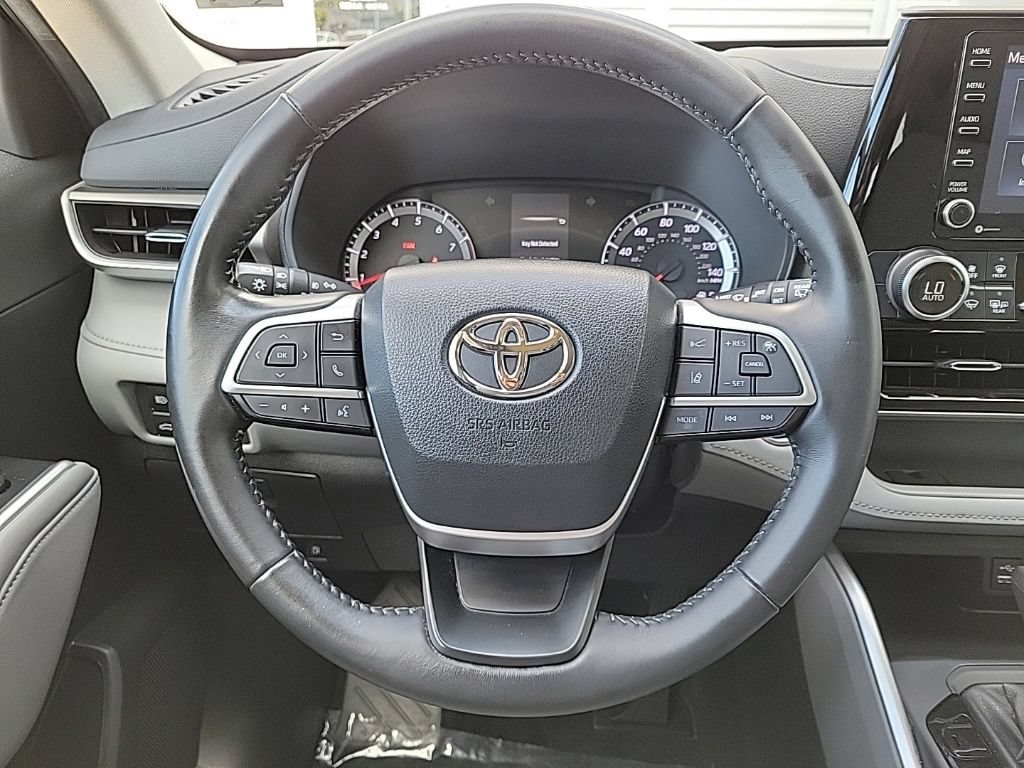 Used 2022 Toyota Highlander LE AWD/4WD image 22