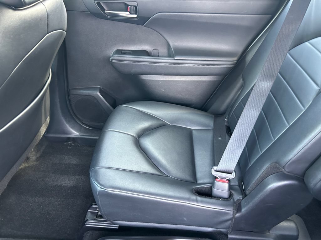 Used 2024 Toyota Highlander XLE AWD/4WD image 18