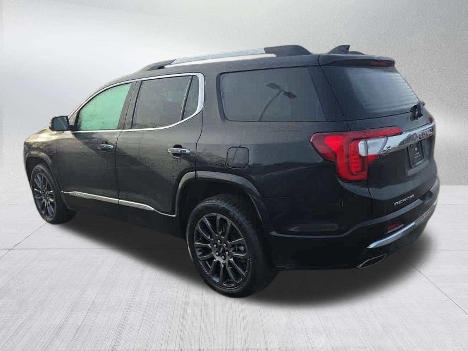 Used 2023 GMC Acadia Denali w/ Black Diamond Edition image 4