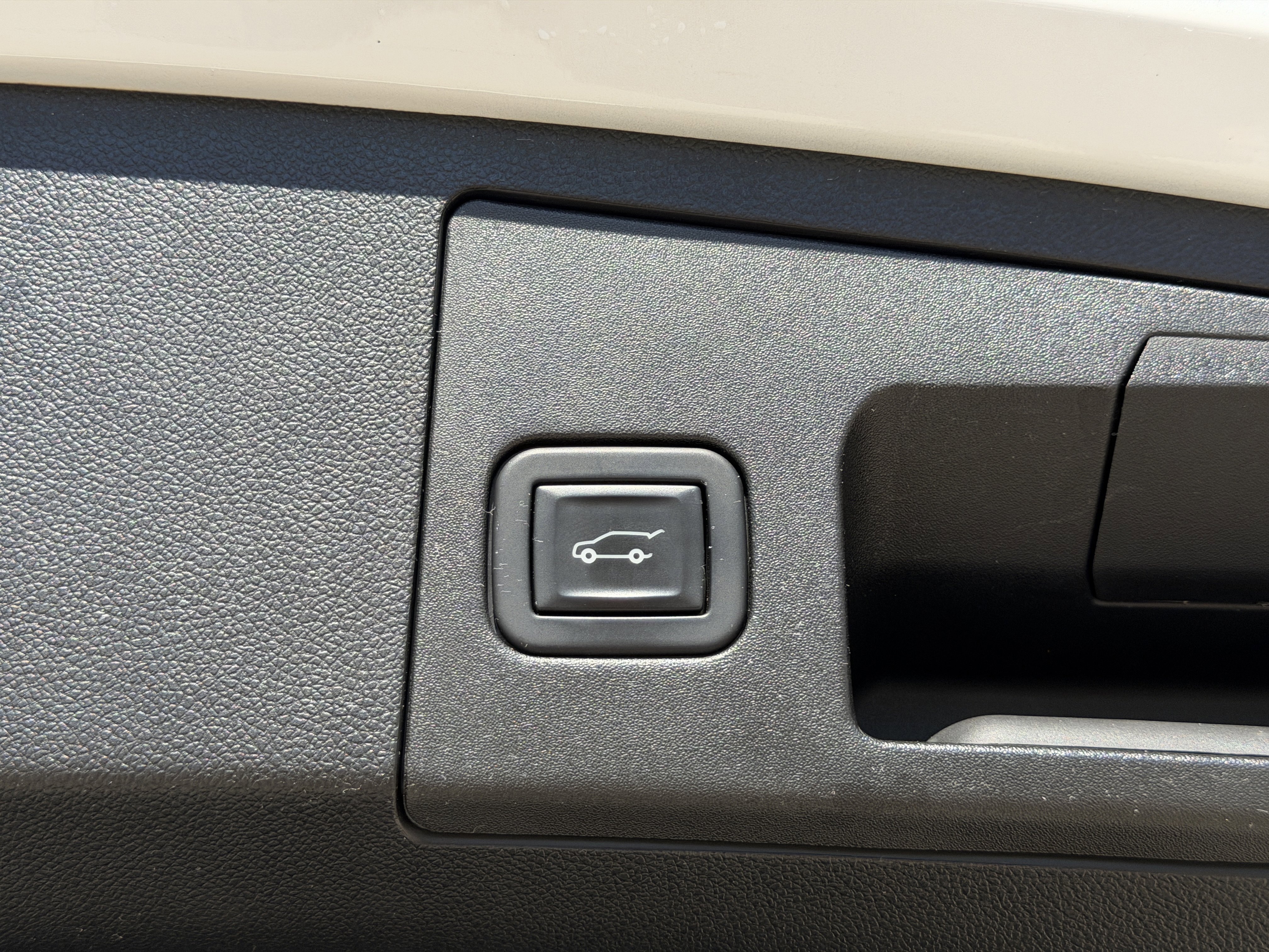 Used 2021 Cadillac XT4 Premium Luxury w/ Driver Awareness Package image 11