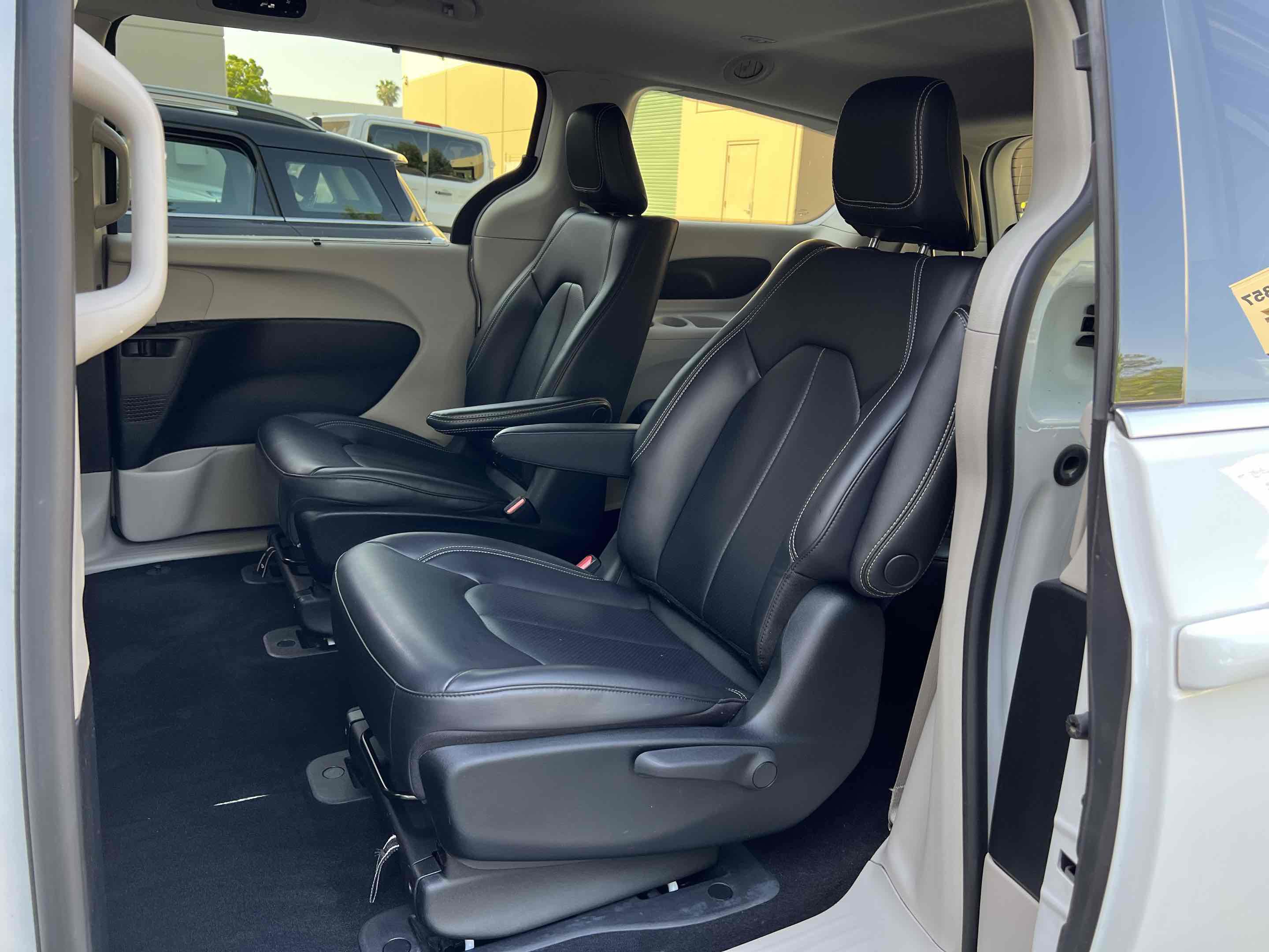 Used 2023 Chrysler Pacifica Touring-L FWD image 5