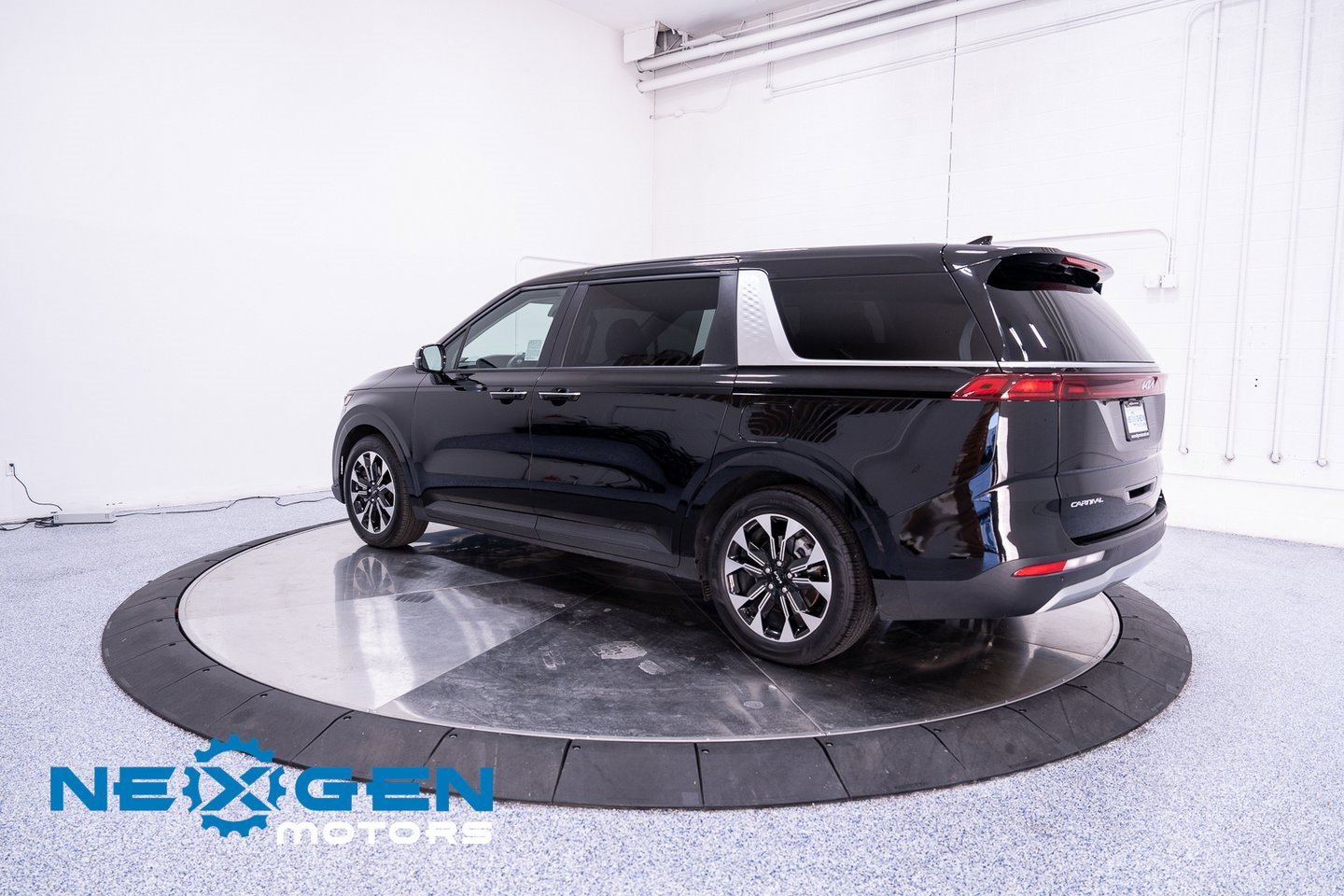 Used 2024 Kia Carnival EX image 31