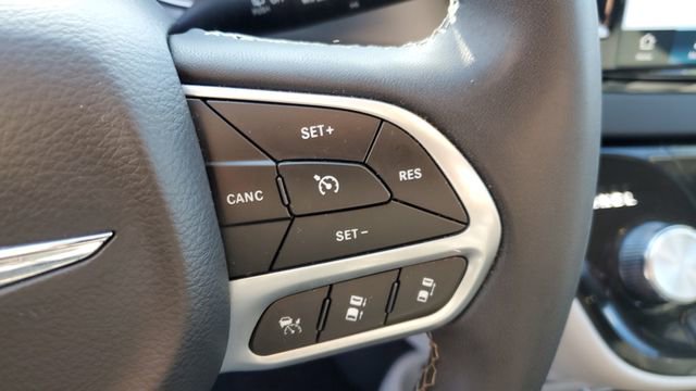 Certified 2024 Chrysler Pacifica Touring-L image 11