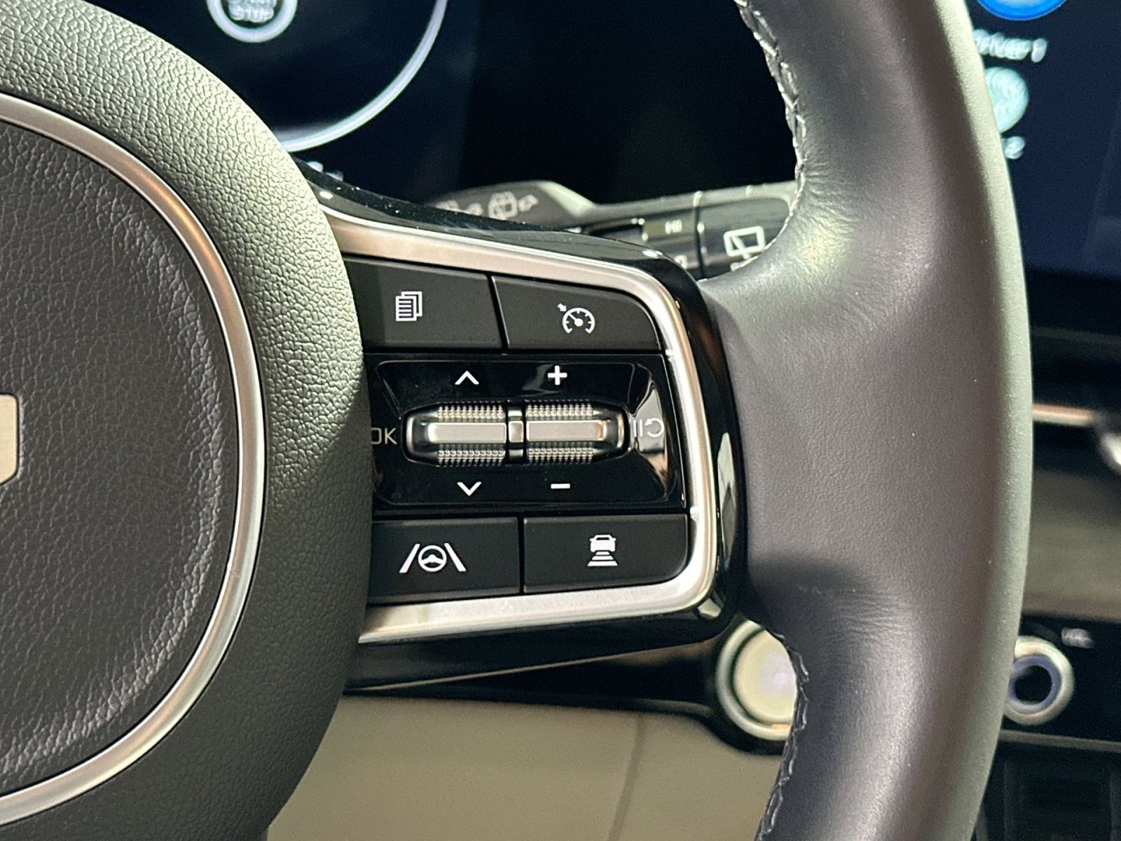 Used 2023 Kia Carnival SX image 20