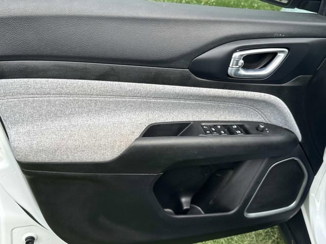 Used 2023 Jeep Compass Latitude image 18