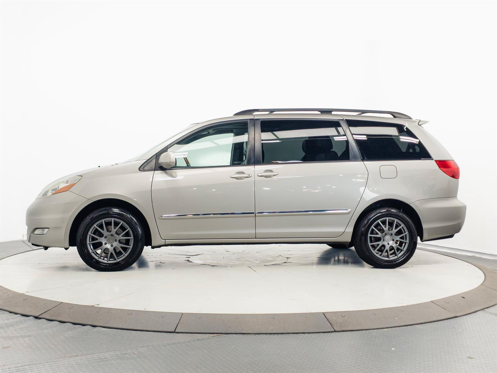 Used 2006 Toyota Sienna XLE Limited w/ XLE Limited Pkg 2 AWD/4WD image 9