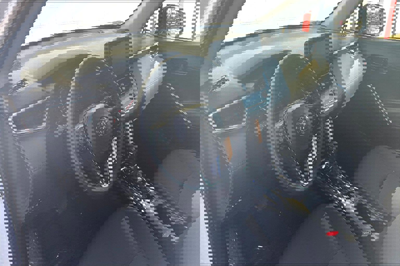 Used 2022 Toyota Corolla Cross LE image 18