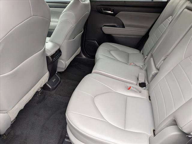 Used 2022 Toyota Highlander XLE AWD/4WD image 19
