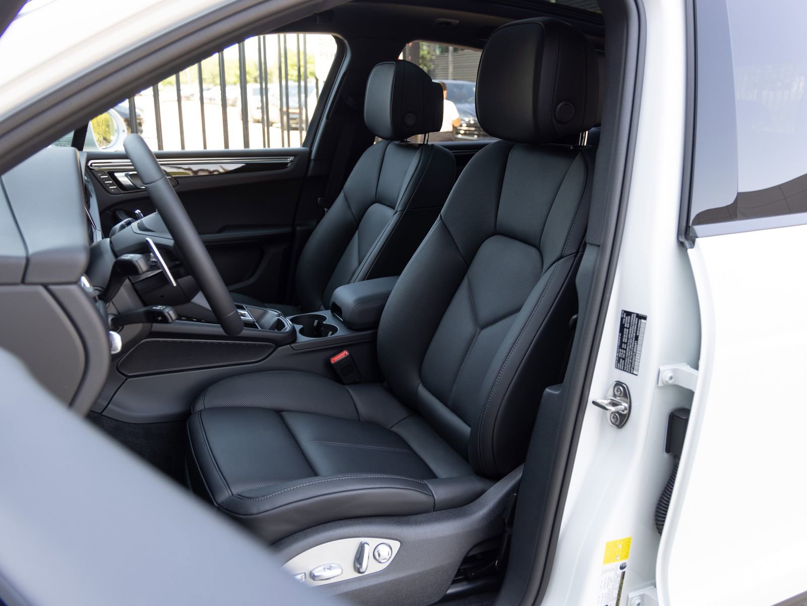 Certified 2026 Porsche Macan AWD/4WD image 5