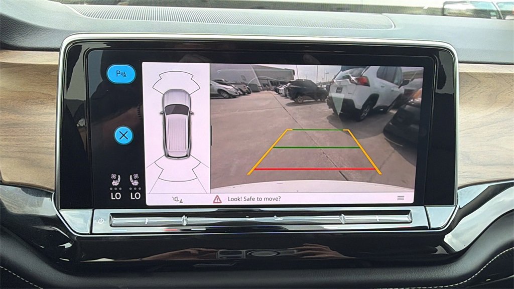 Used 2025 Volkswagen Atlas SE image 27