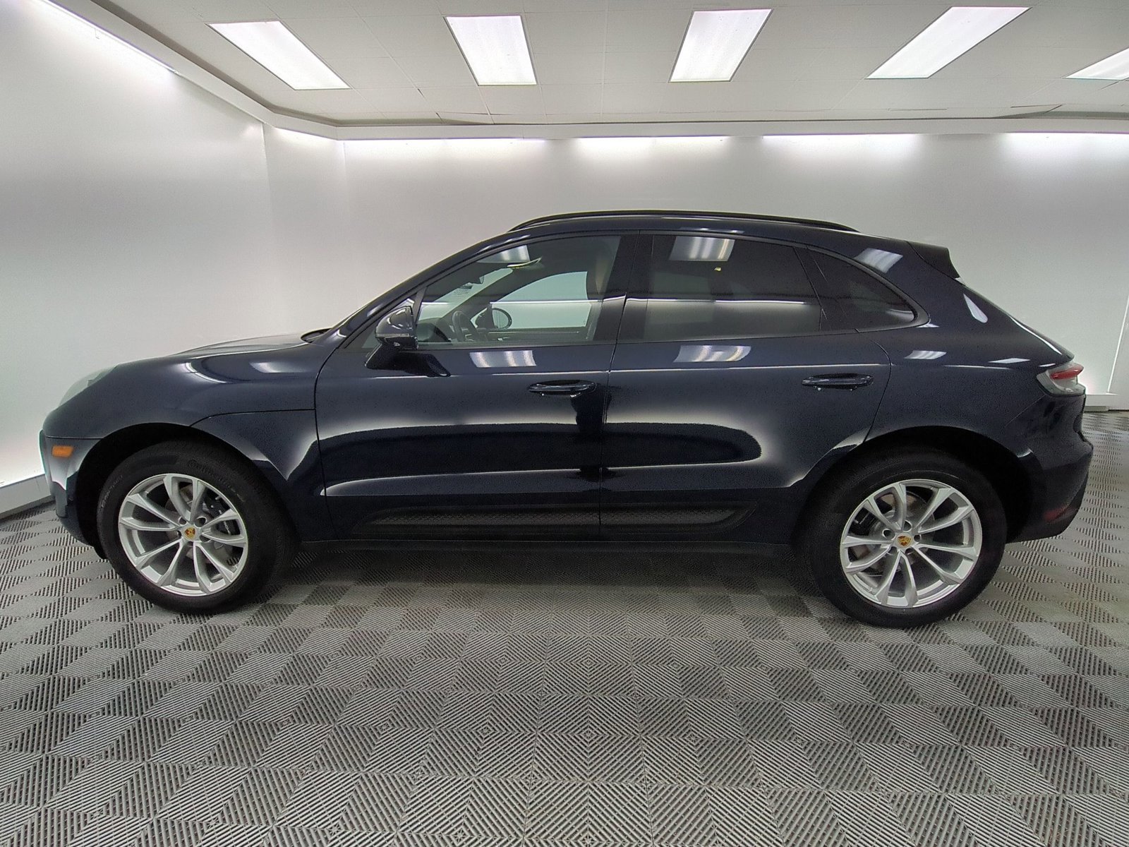 Certified 2023 Porsche Macan Turbo image 2