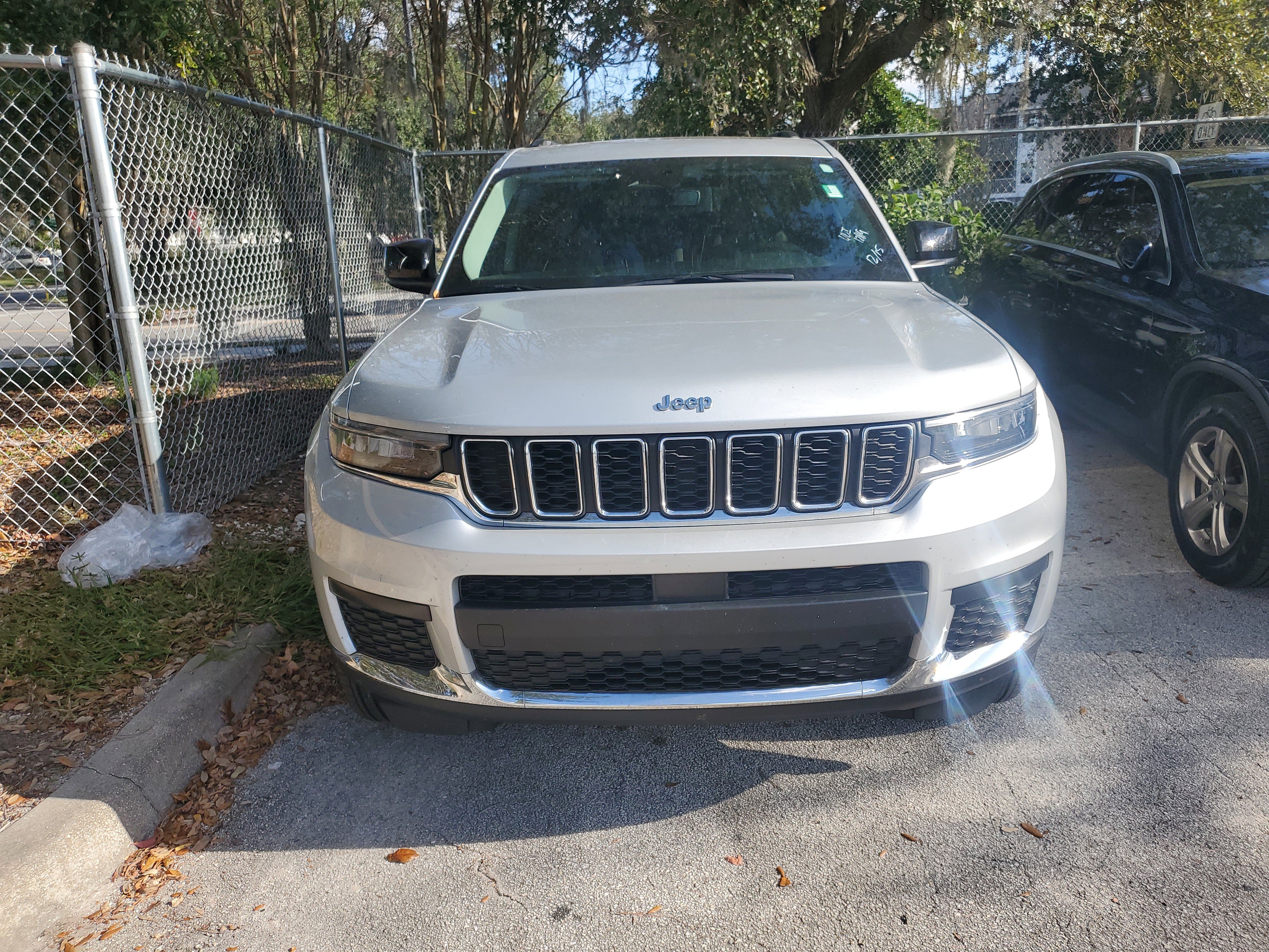 Used 2023 Jeep Grand Cherokee L Laredo image 2