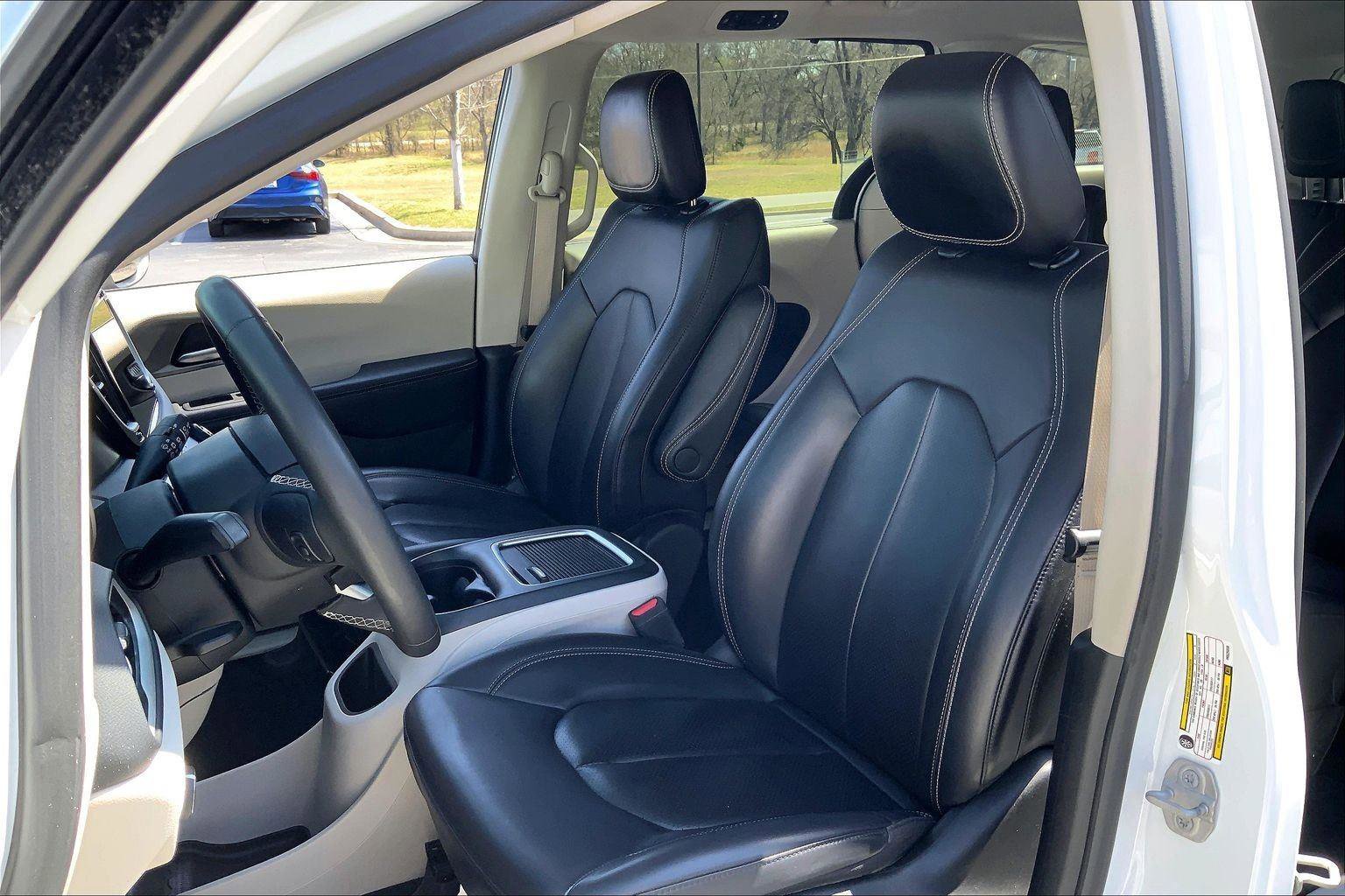 Used 2023 Chrysler Pacifica Touring-L image 23