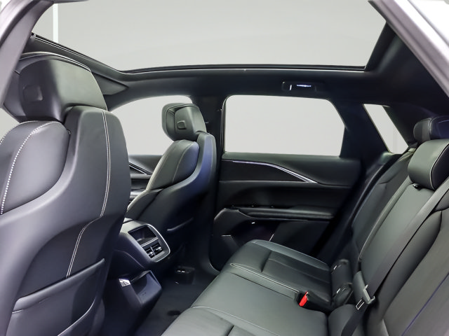Used 2024 Cadillac Lyriq Luxury AWD/4WD image 12