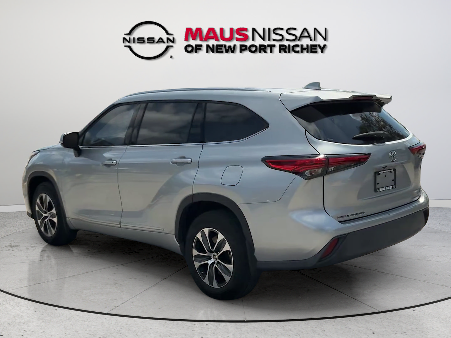 Used 2021 Toyota Highlander XLE AWD/4WD image 9