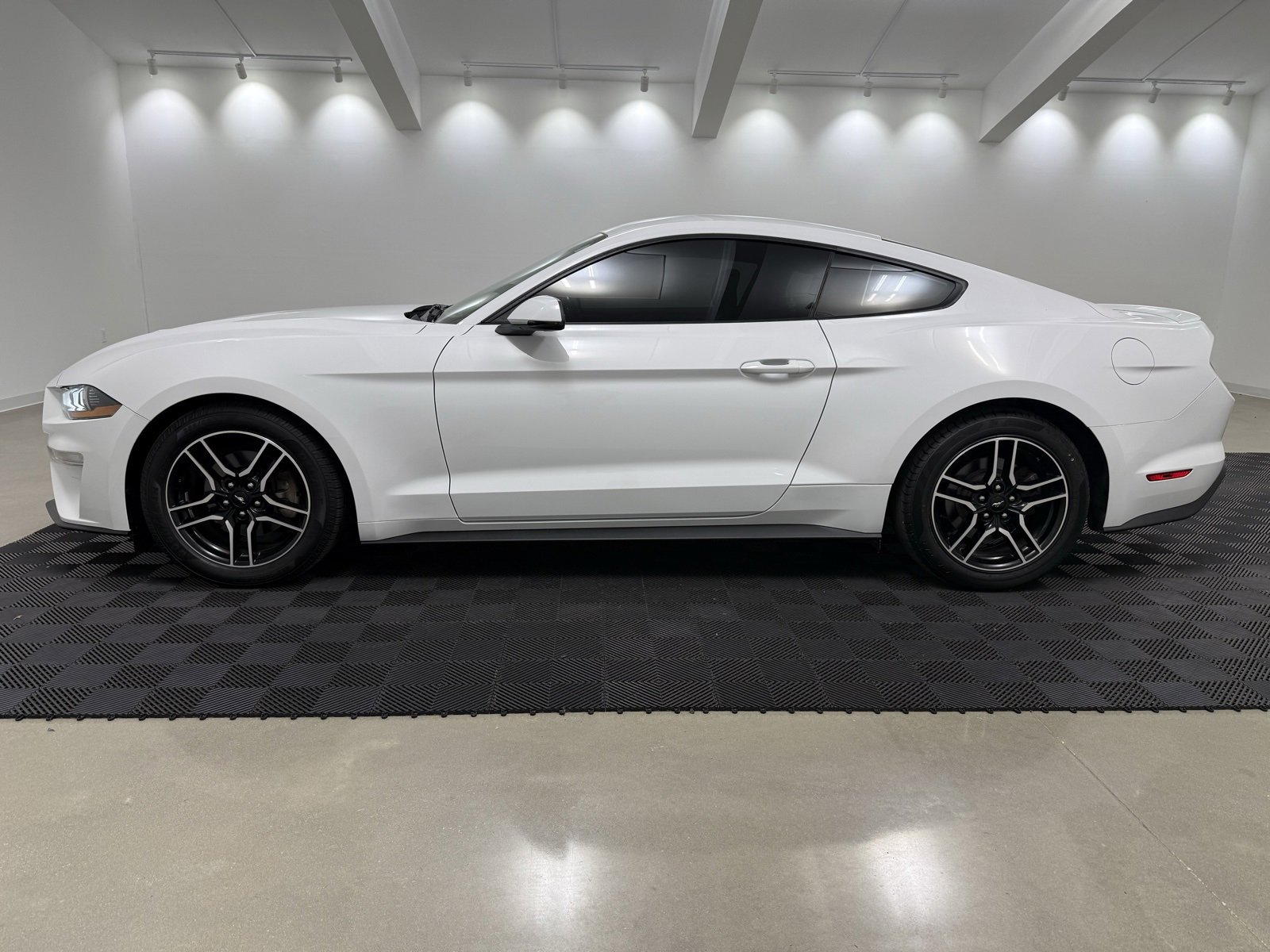Used 2018 Ford Mustang Premium image 5