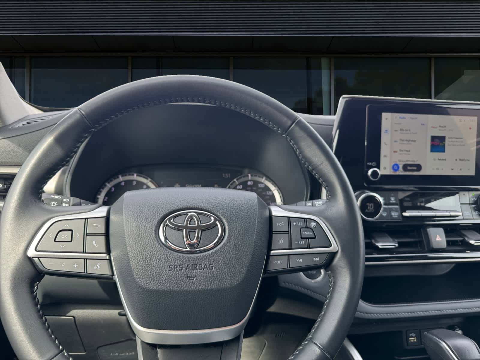 Used 2025 Toyota Highlander LE image 3