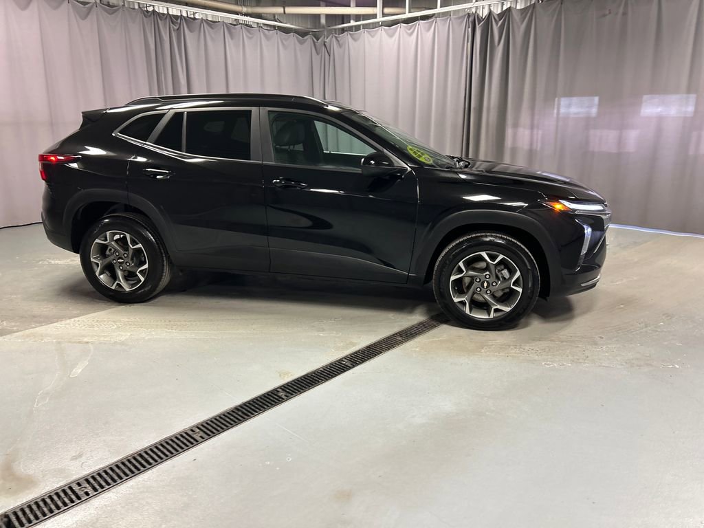 Used 2025 Chevrolet Trax LT w/ LT Convenience Package FWD image 8
