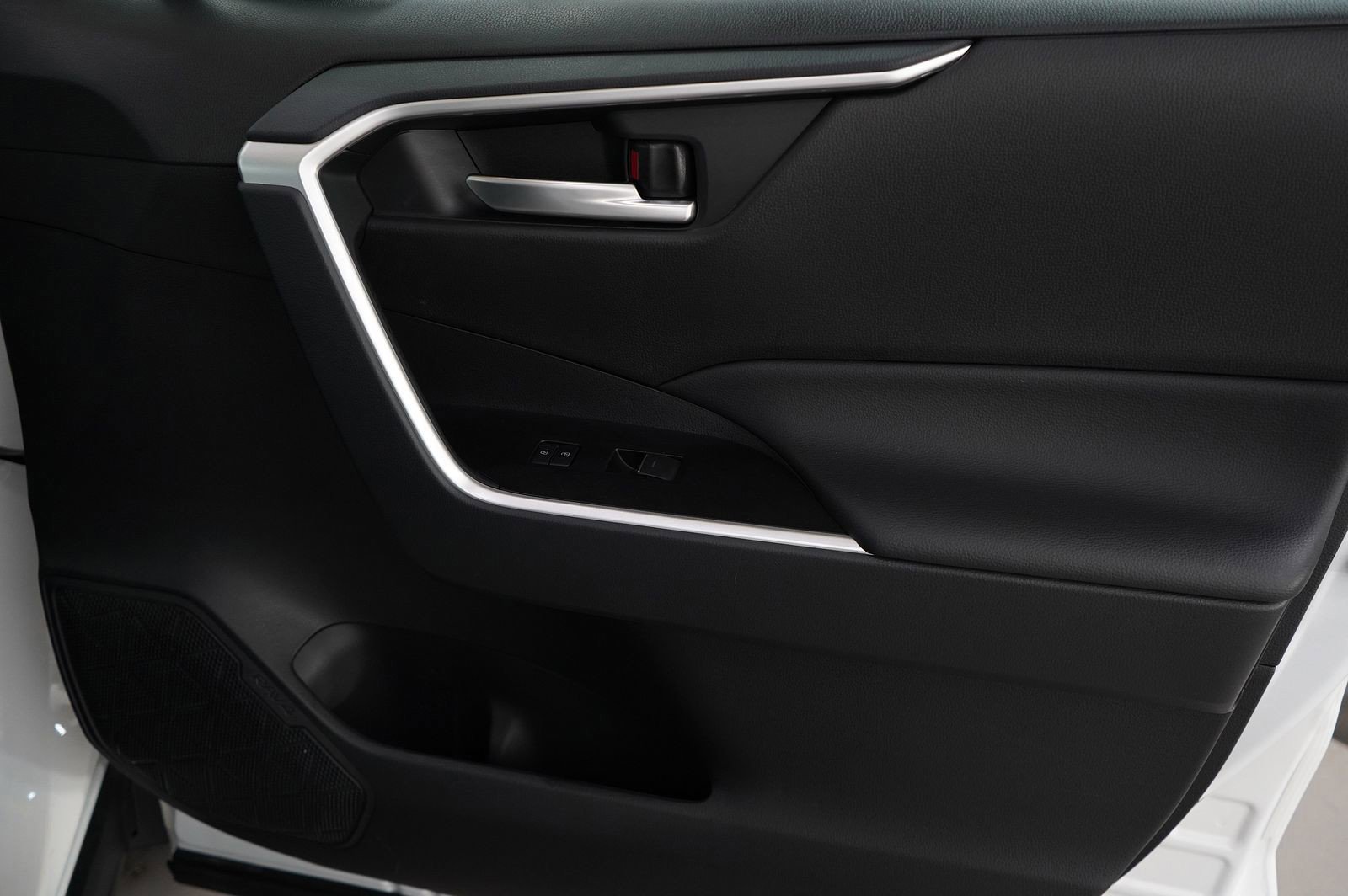 Used 2025 Toyota RAV4 XLE image 9