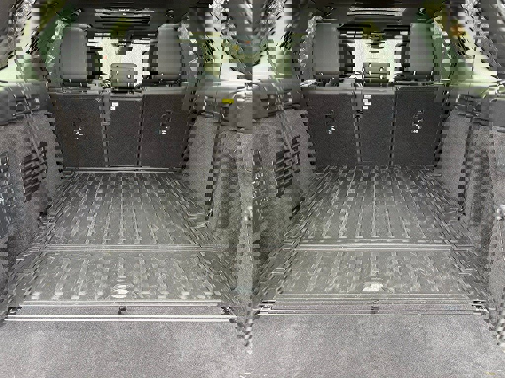 Certified 2025 Land Rover Discovery S image 39