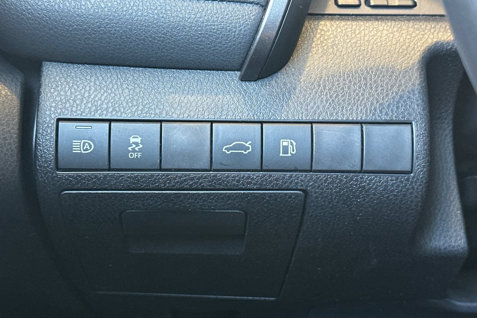 Used 2018 Toyota Camry SE FWD image 29