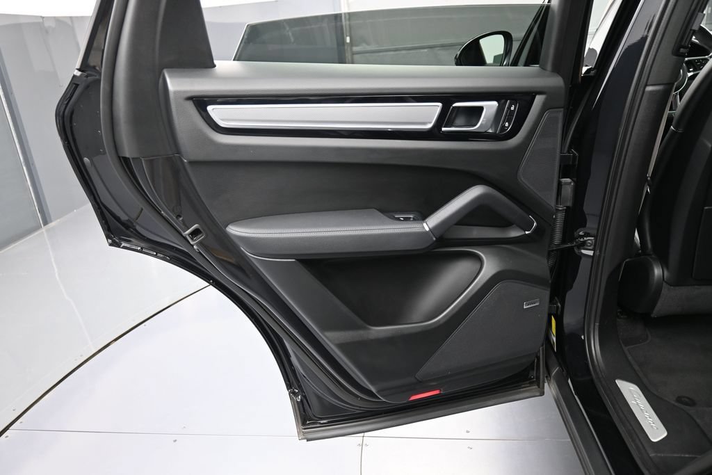 Certified 2022 Porsche Cayenne Platinum Edition AWD/4WD image 23