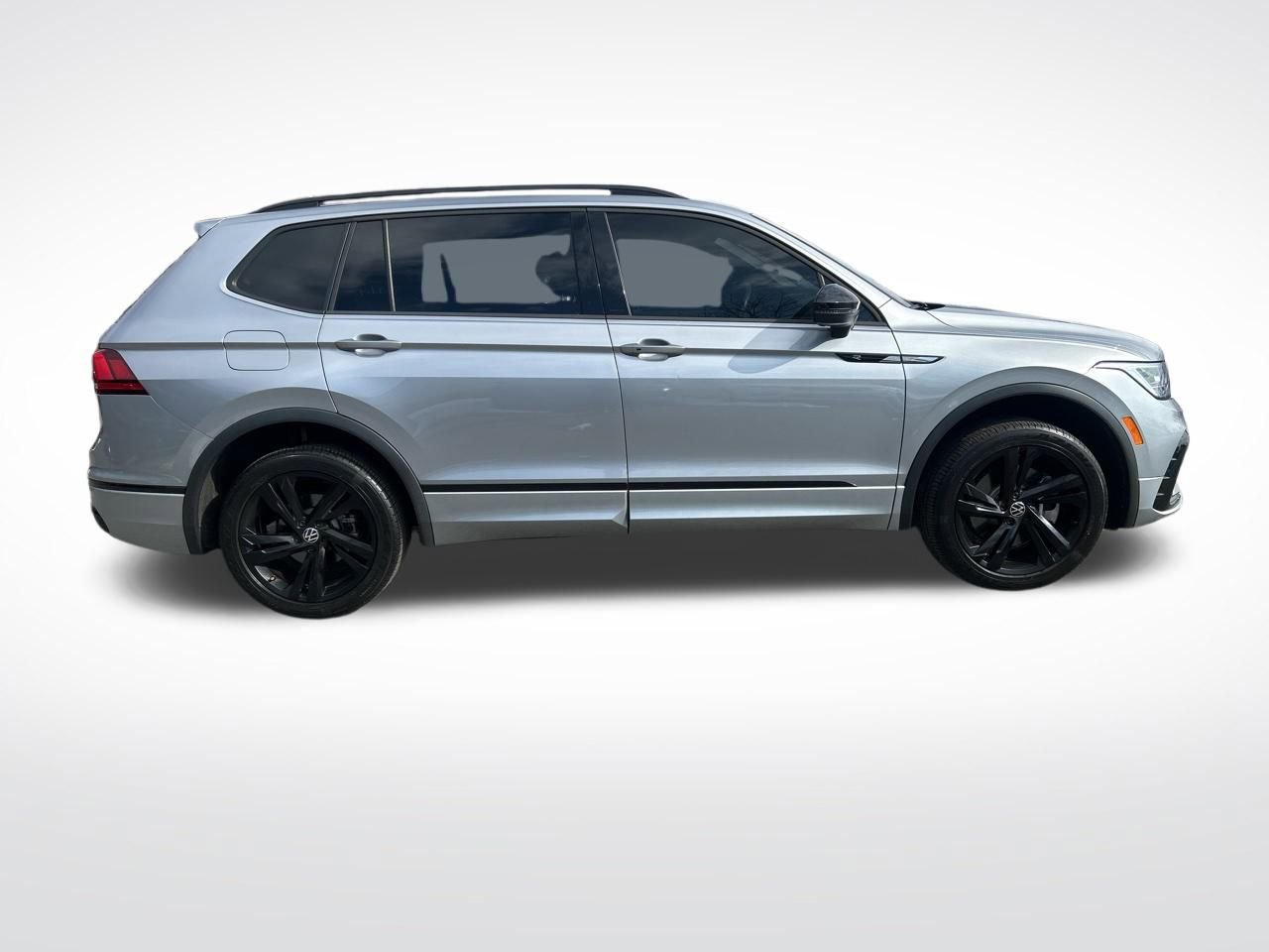 Used 2024 Volkswagen Tiguan SE R-Line image 10