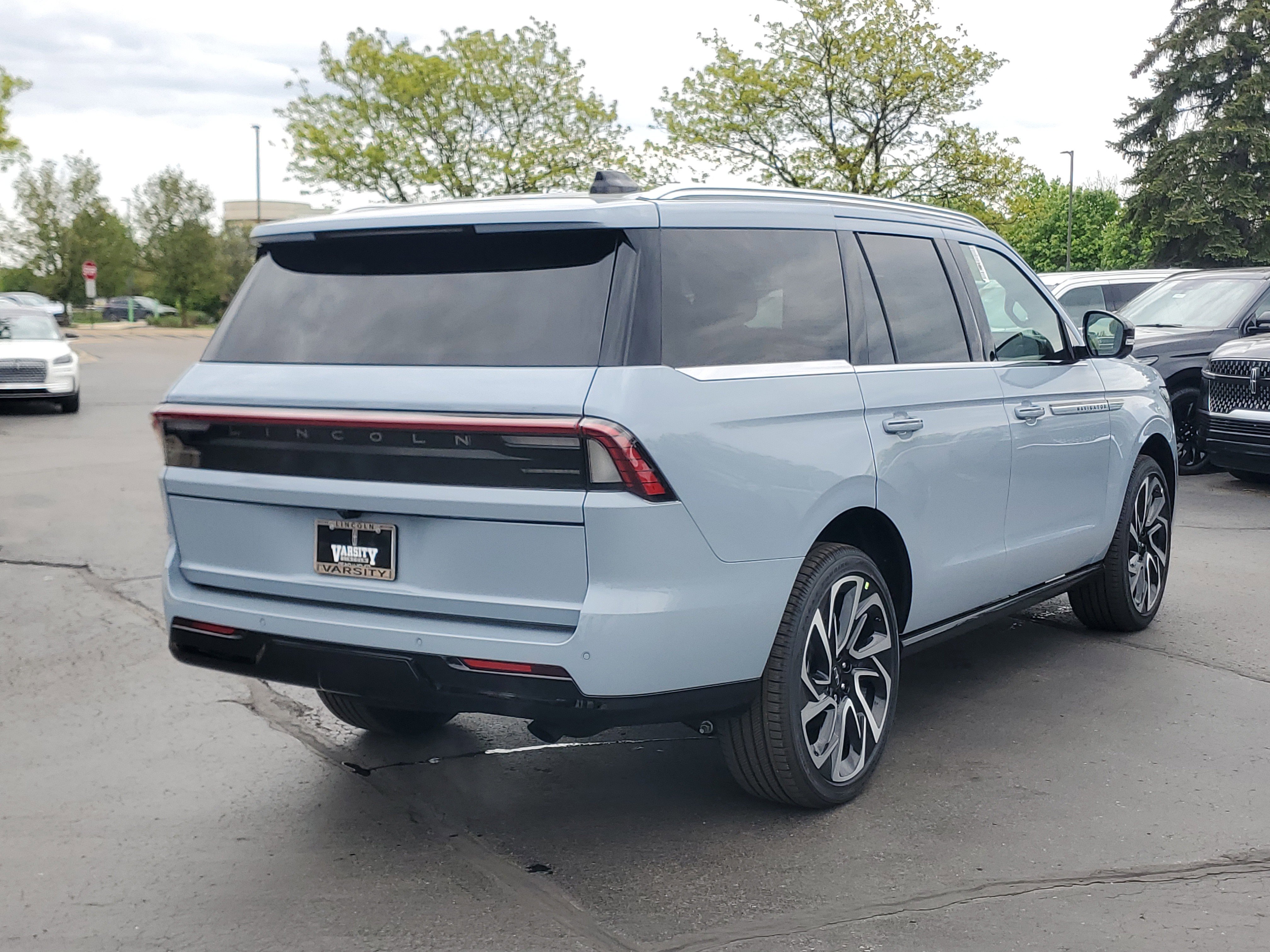 New 2026 Lincoln Navigator Reserve AWD/4WD image 4