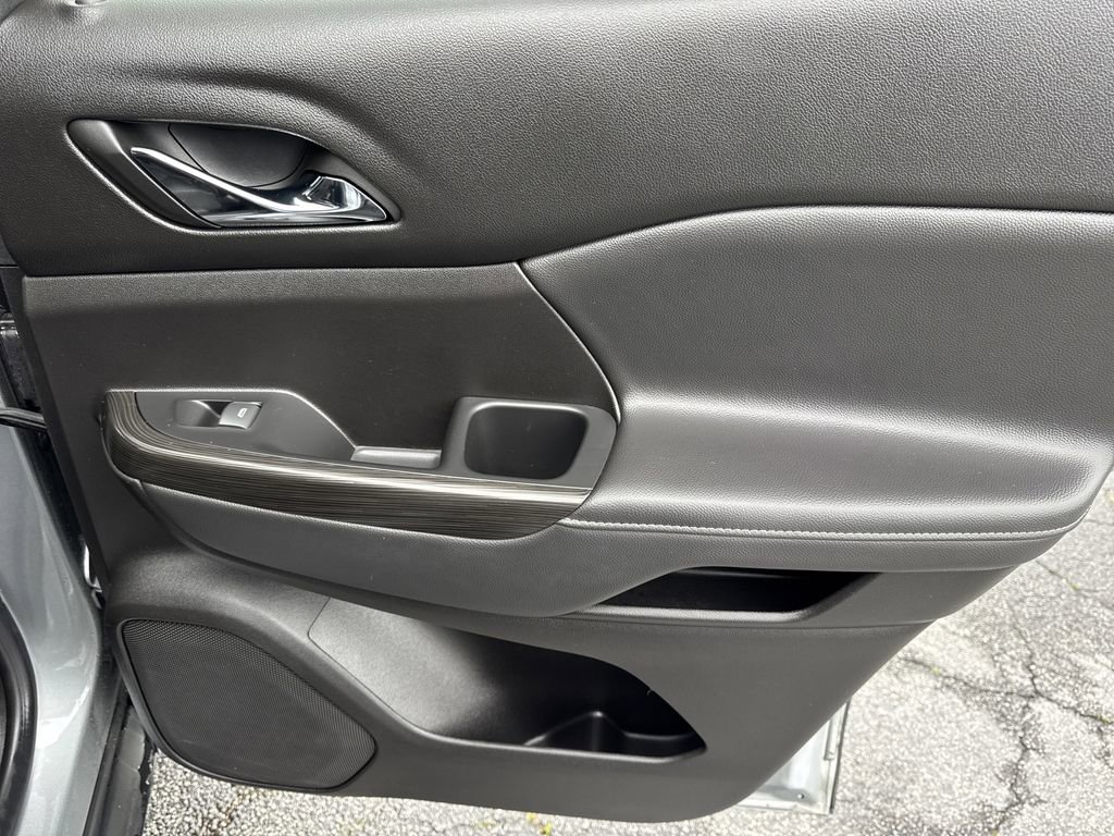 Used 2023 GMC Acadia SLT image 16