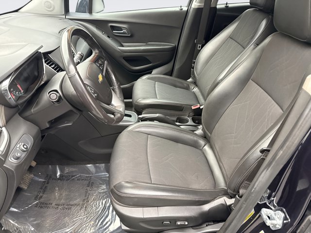 Used 2022 Chevrolet Trax LT w/ LT Convenience Package image 11