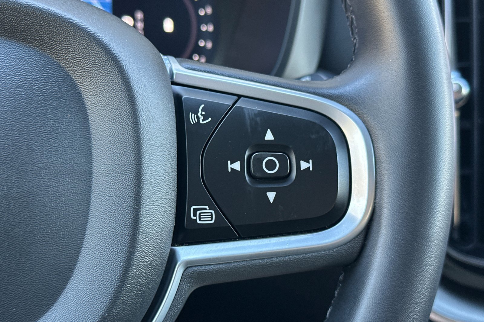 Certified 2023 Volvo XC60 B5 Core w/ Climate Package image 29