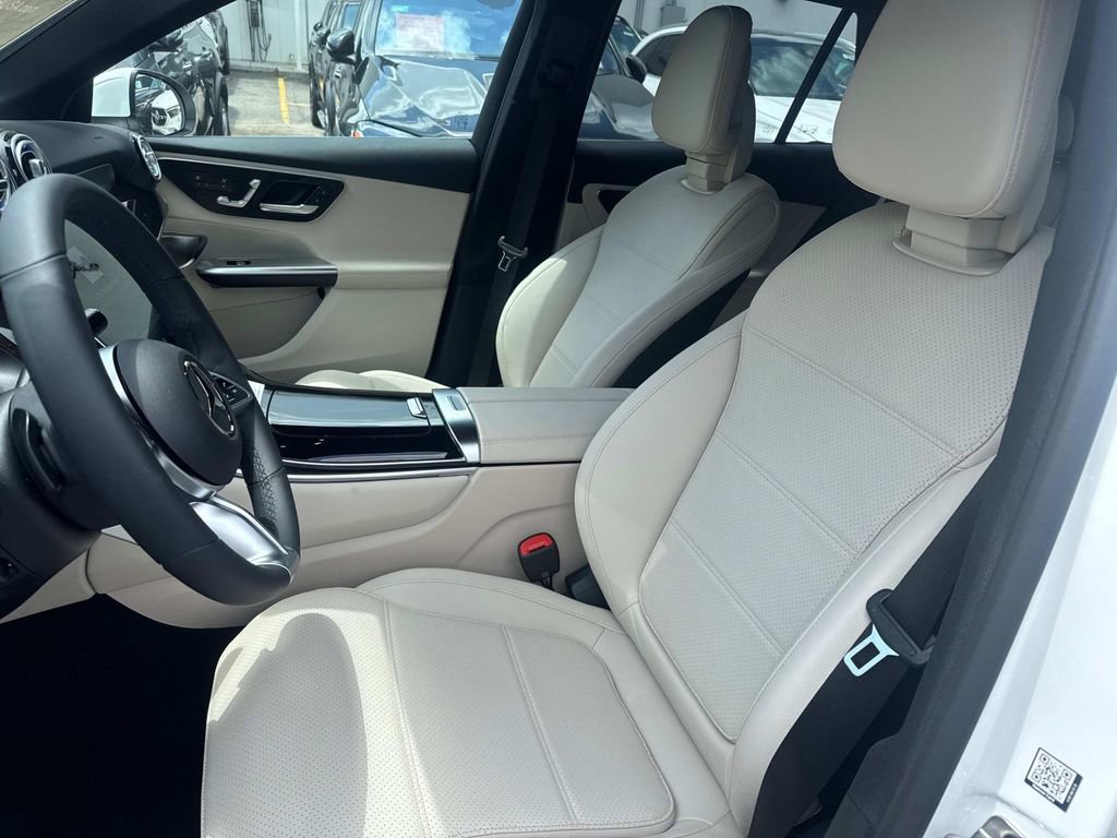 Used 2025 Mercedes-Benz GLC 350e 4MATIC image 7