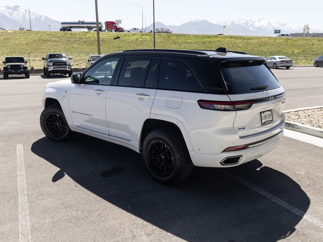 Used 2022 Jeep Grand Cherokee Summit AWD/4WD image 4