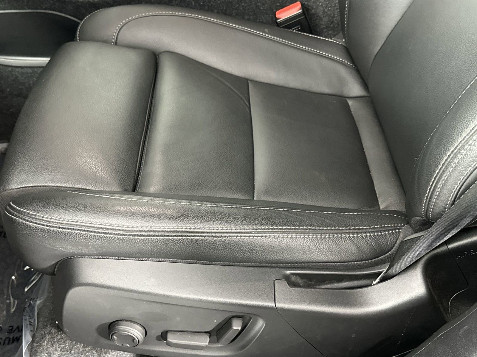 Used 2025 Volvo XC40 B5 Plus image 12