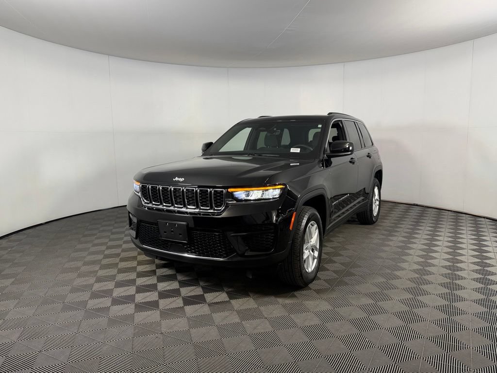Certified 2025 Jeep Grand Cherokee Laredo X RWD image 3