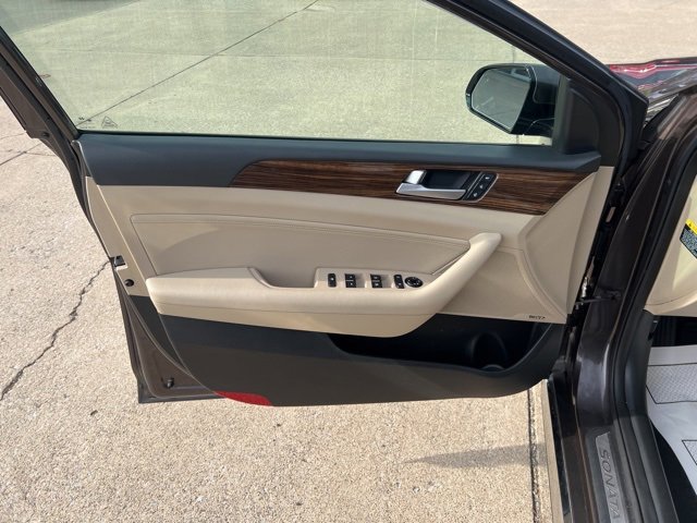 Used 2016 Hyundai Sonata Limited w/ Option Group 05 image 13