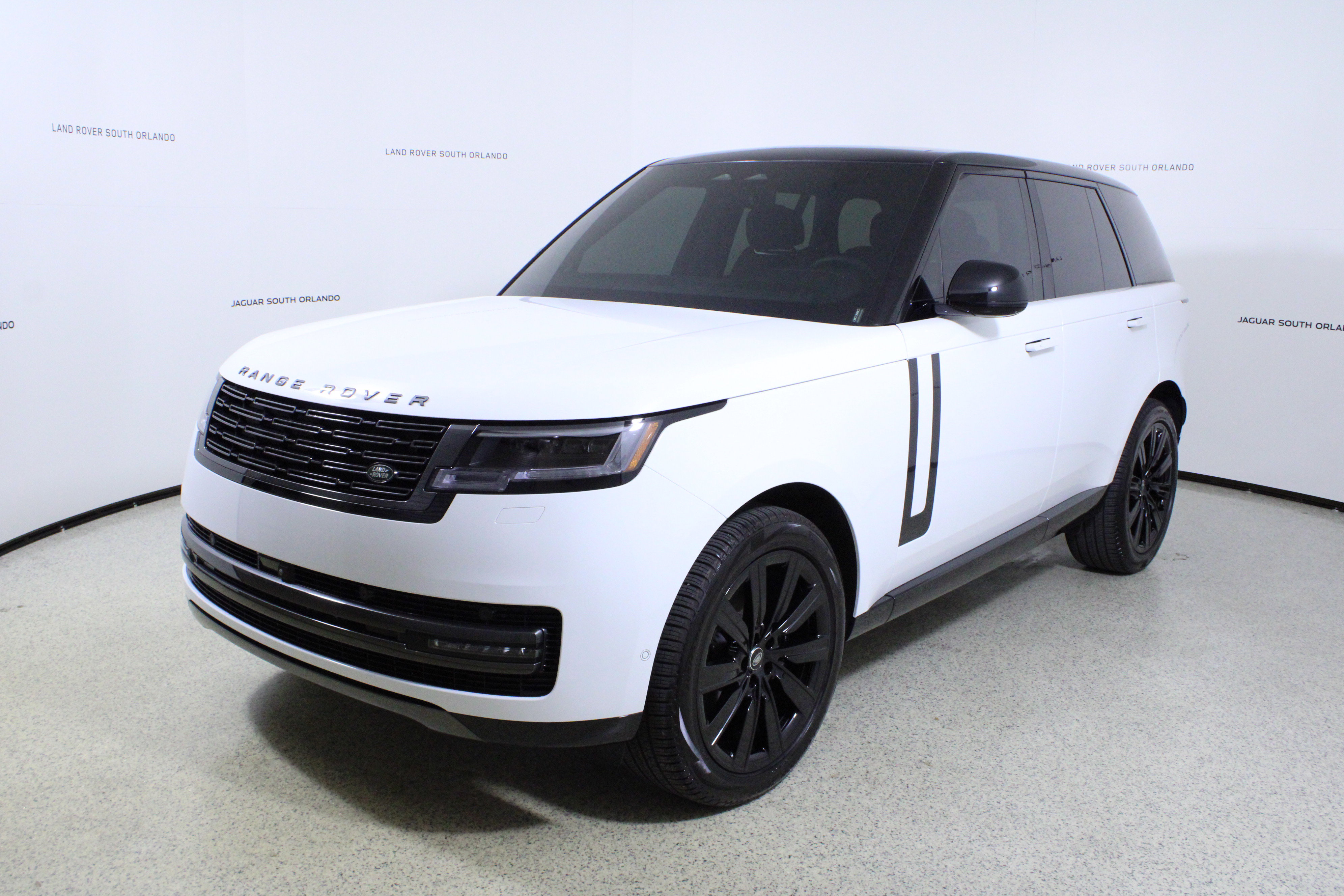 Used 2024 Land Rover Range Rover SE image 4