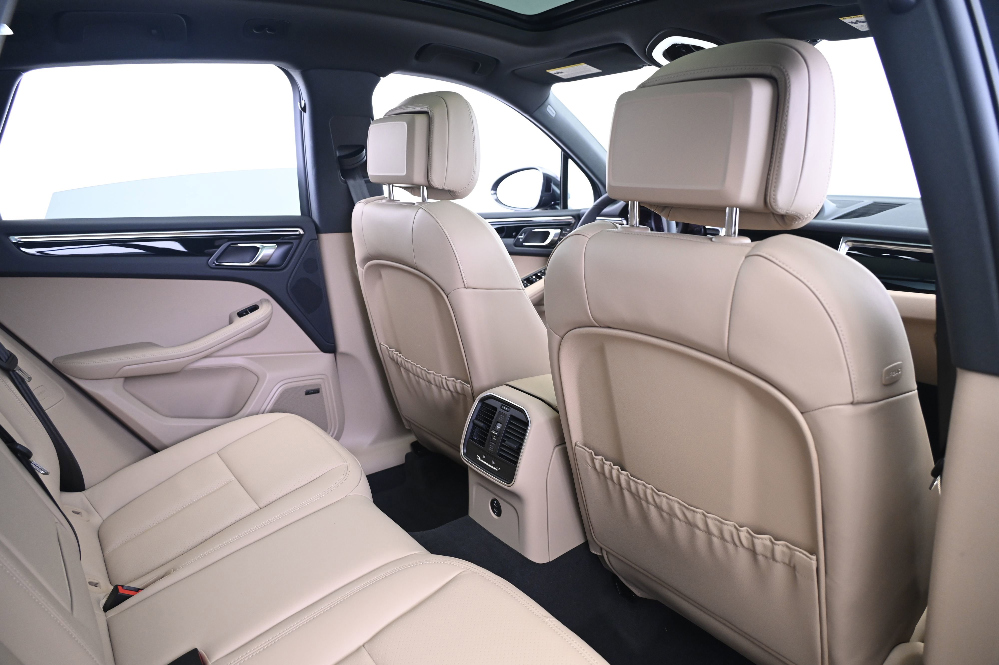 Certified 2025 Porsche Macan image 17