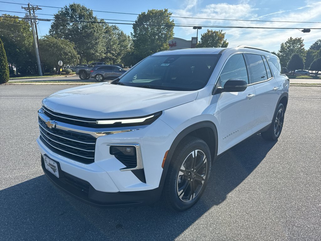 New 2027 Chevrolet Traverse LT w/ Sun and Wheel Package FWD image 2
