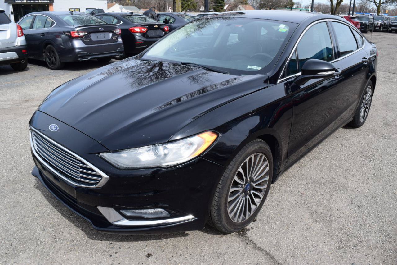 Used 2017 Ford Fusion SE w/ Fusion SE Technology Package FWD image 2