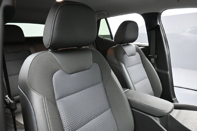 Used 2025 Chevrolet Trax LT FWD image 33