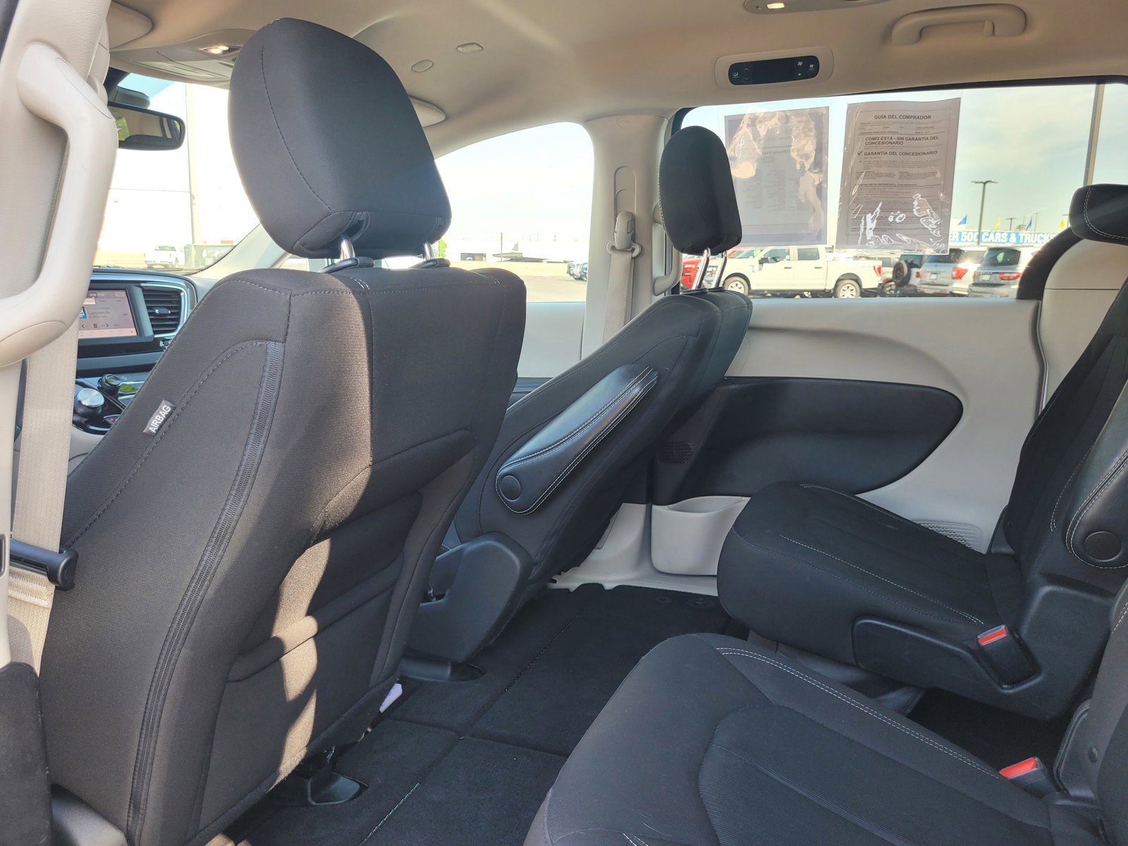 Used 2023 Chrysler Voyager LX image 14